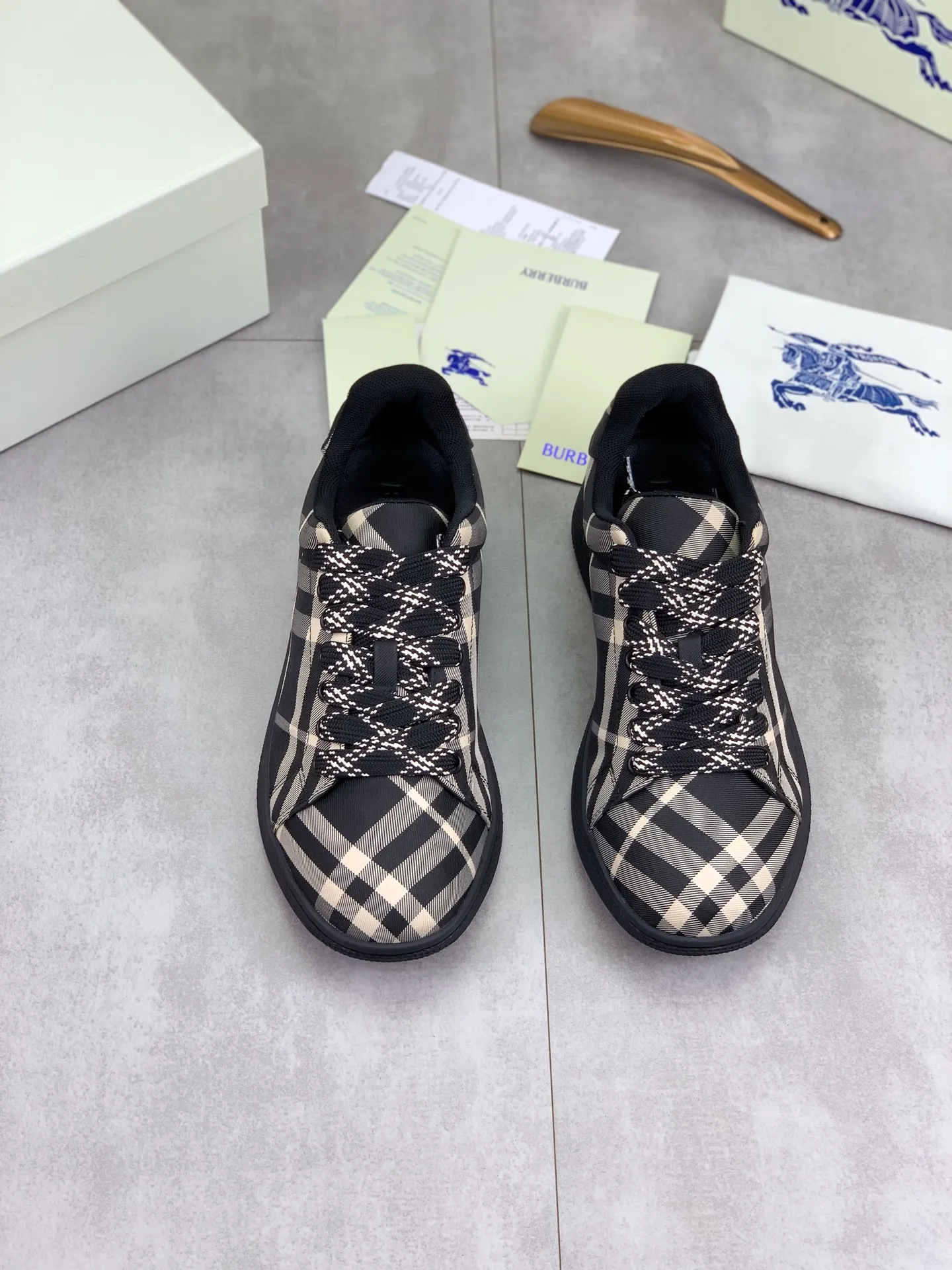 Factory price P580 [BURBERRY] Burberry - High-end quality original order - Upper: imported 🔝 original material - Lining: cowhide lining, feet; water-dyed cowhide - Outsole: ultra-light TPR rubber; two-color molded outsole - Super high quality control · Fine workmanship: highlighted (high-end, extravagance, grade) -Size: 38-46 (Male 38 46 can be customized) · Color: 4️⃣ colors available